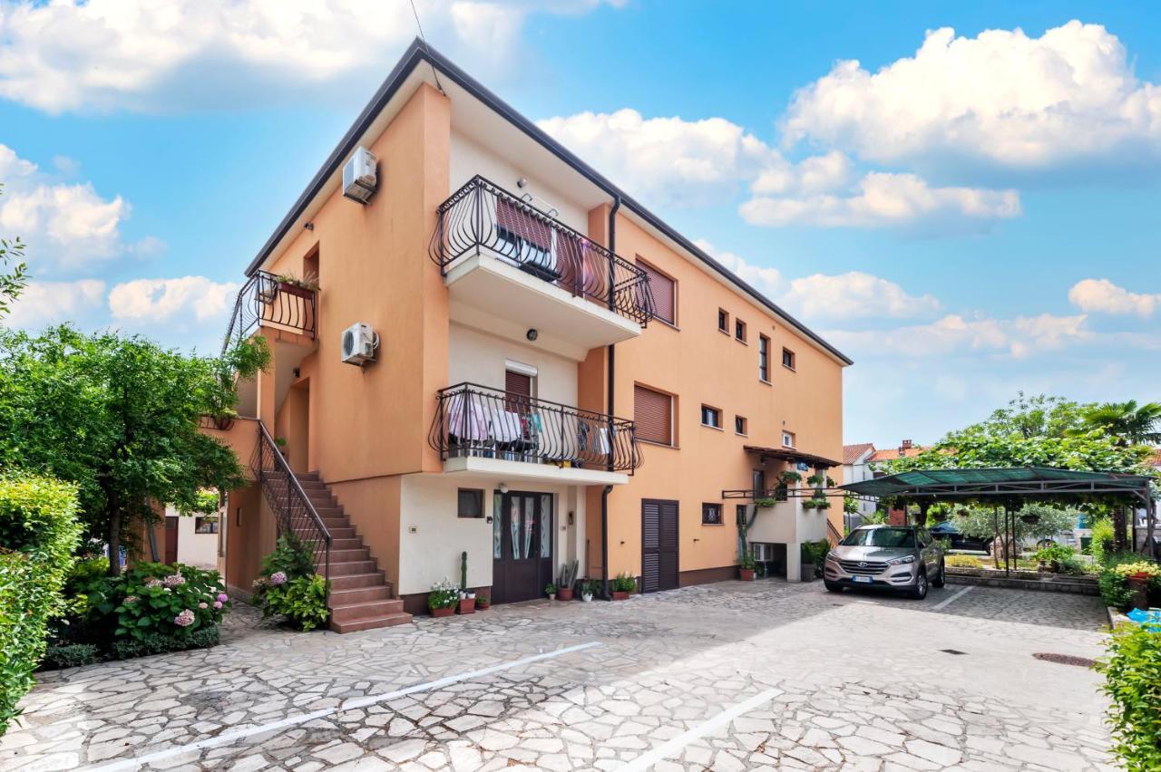 Apartment Casa Banko Ровин Екстериор снимка