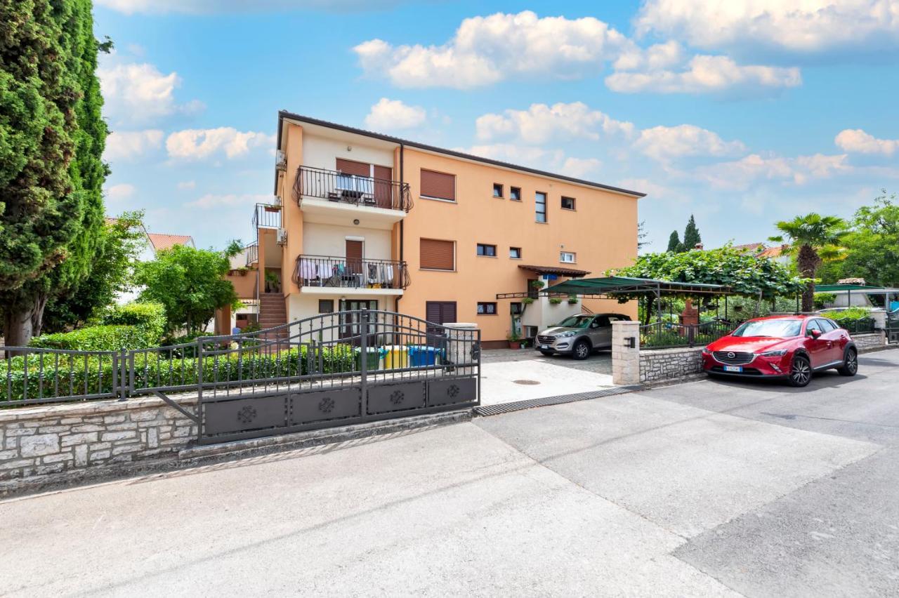 Apartment Casa Banko Ровин Екстериор снимка